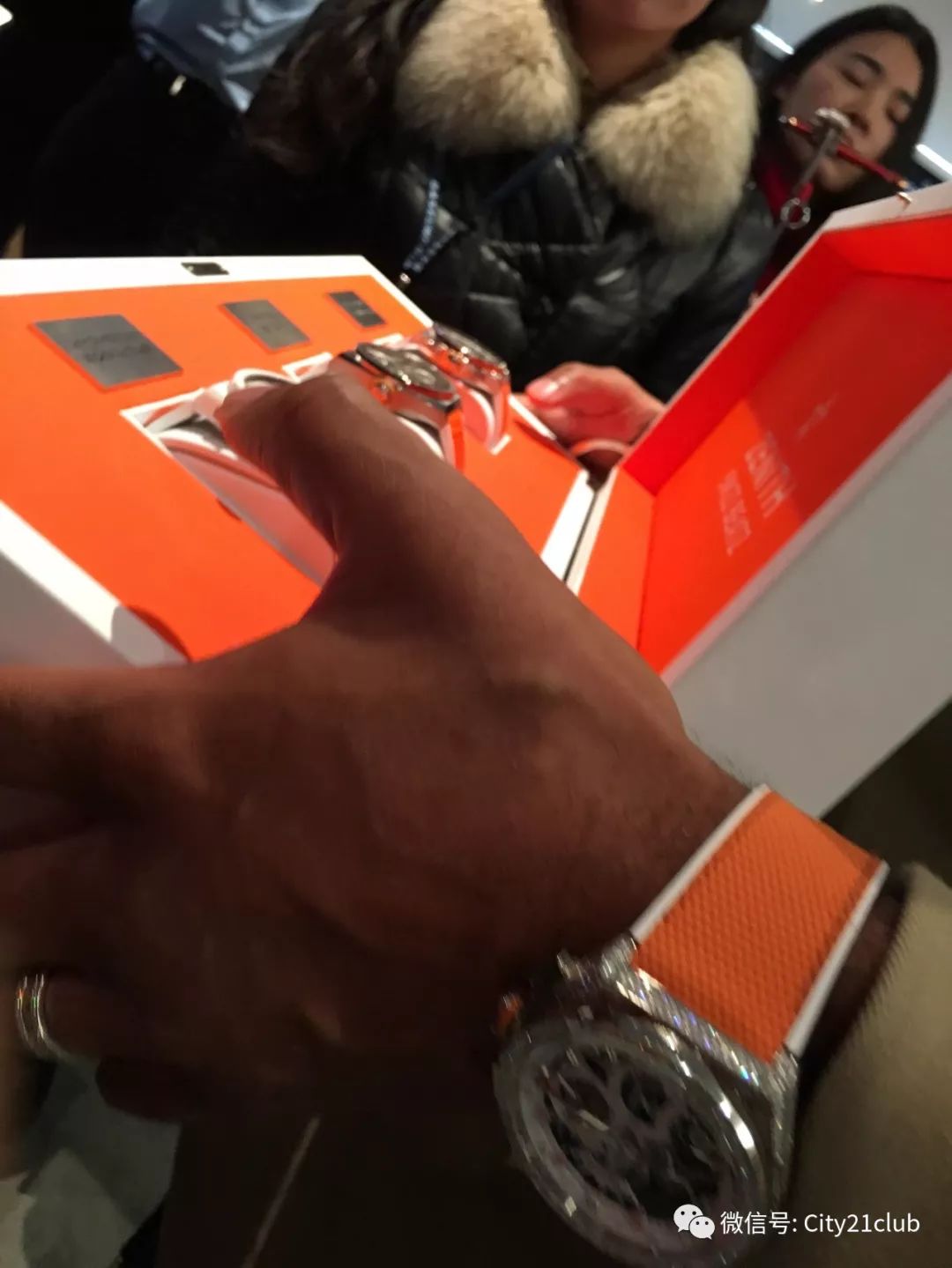 世间的所有相遇都是久别重逢粤语,世间的久别重逢都是不期而遇