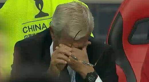 谁惹怒了里皮？里皮赛后不停抽烟，直言有些球员不够格