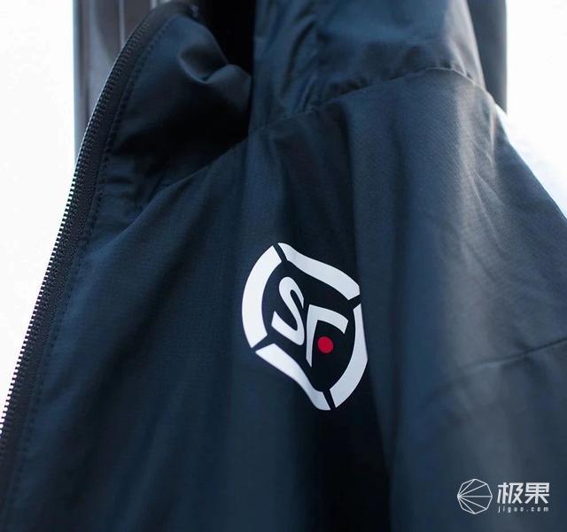 首发试穿顺丰×耐克定制快递服：能配它的只有特斯拉定制三蹦子！