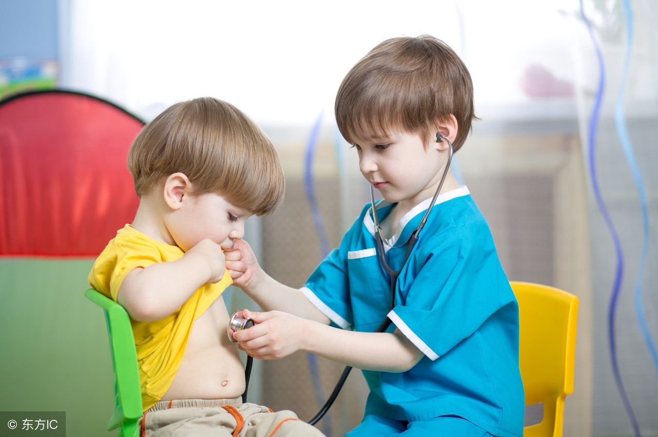 7岁的小明上课总爱和伙伴打闹，家长却怀疑是不是患了多动症？