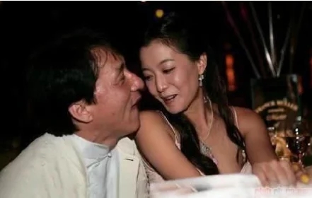 5年前范冰冰和成龙酒桌下的小动作意外曝光,再次心疼李晨三秒钟