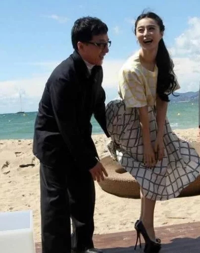 范冰冰和成龙的吻戏,范冰冰成龙小动作