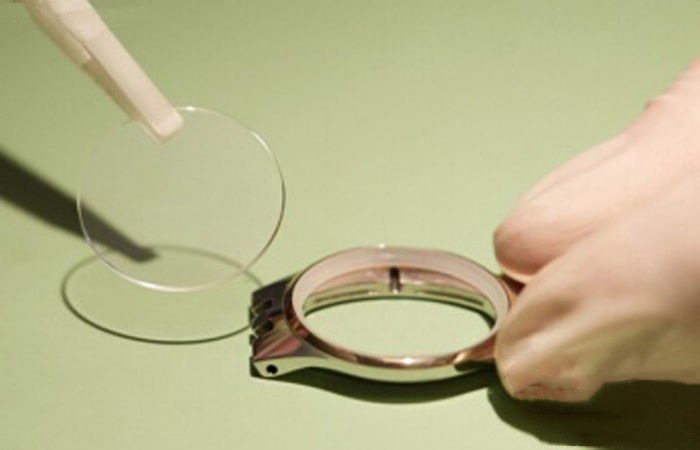 蓝宝石手表反光好吗,手表镜面选蓝宝石还是人工蓝宝石