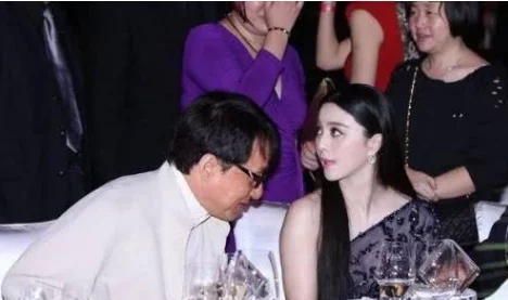 5年前范冰冰和成龙酒桌下的小动作意外曝光,再次心疼李晨三秒钟