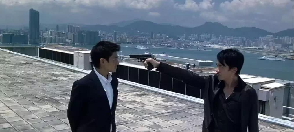 很多年后,香港影帝拎起屠龙刀说:大家好,我是渣渣辉——飞碟说