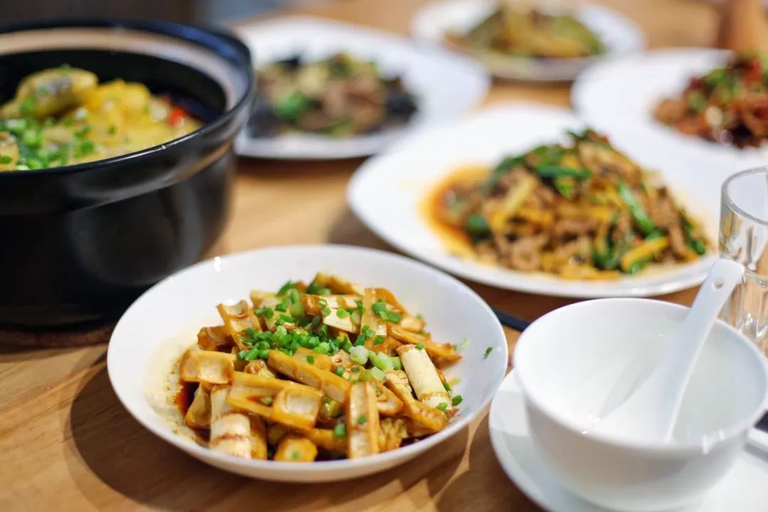 住进莫干山下的“鱼缸”，