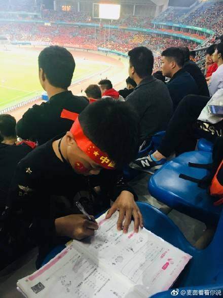 国足输球威尔士球迷,国足0比6惨败威尔士