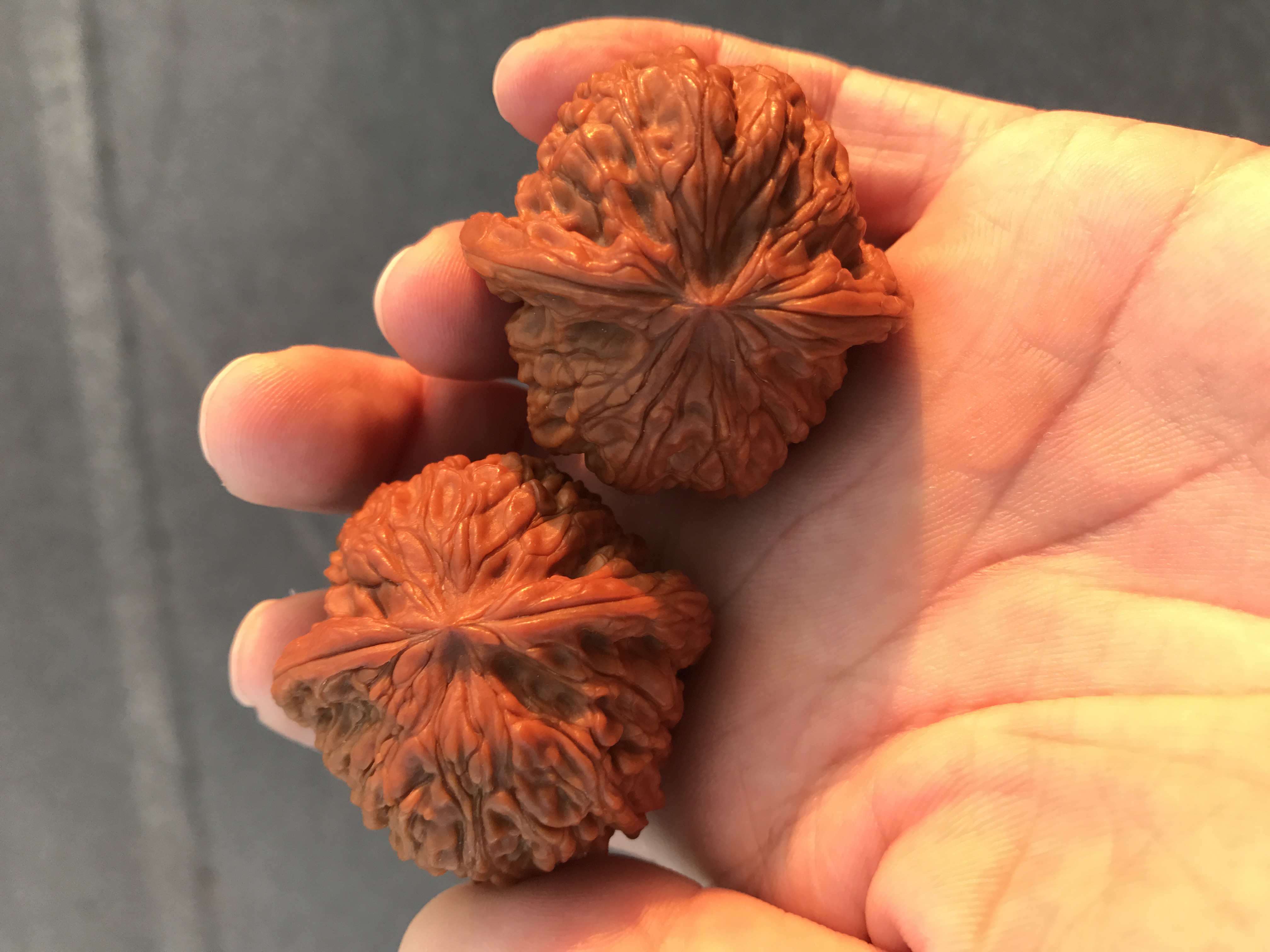 文玩核桃不小心磕掉尖或磕破纹肉就该扔掉吗?