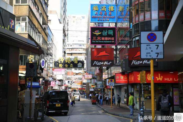 他们早出晚归来往于深圳香港,少则月入万元,多则年入百万