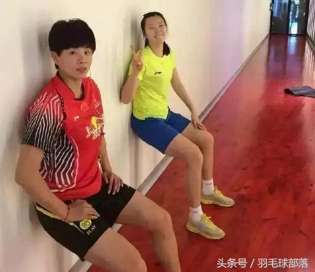 羽毛球如何提高反应速度,如何快速提高羽毛球技巧视频