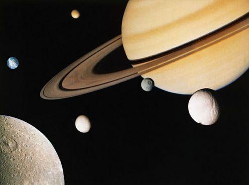 月亮的亮面总是朝向太阳的,为什么月亮总是一面朝着地球