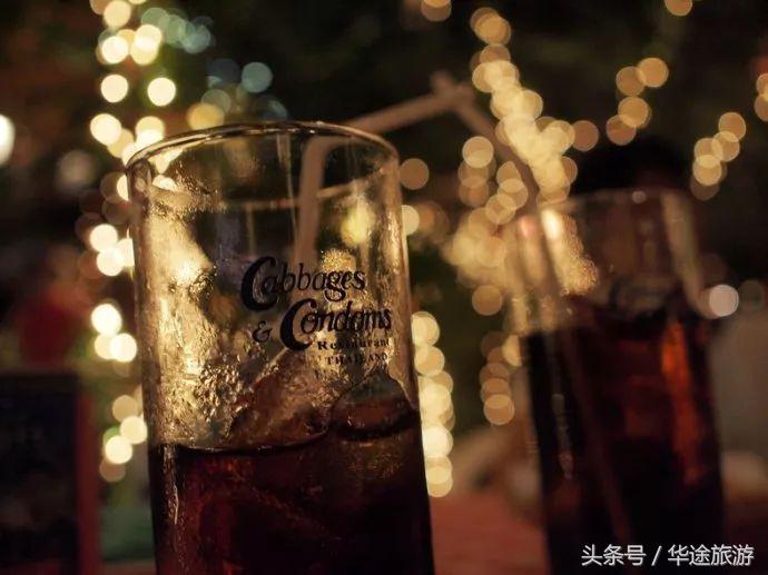 在泰国吃饭，临走时服务员竟然塞给我们一只套套？！