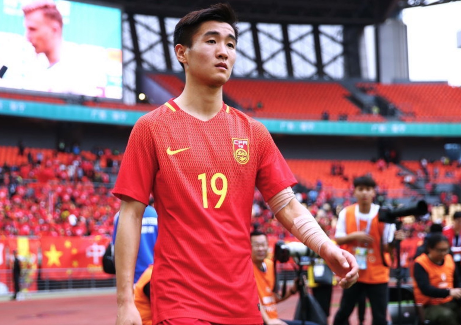 国足小将连续摆脱世界波直奔死角,够拼