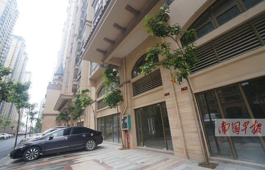 小区草坪种树,楼顶铺假草坪