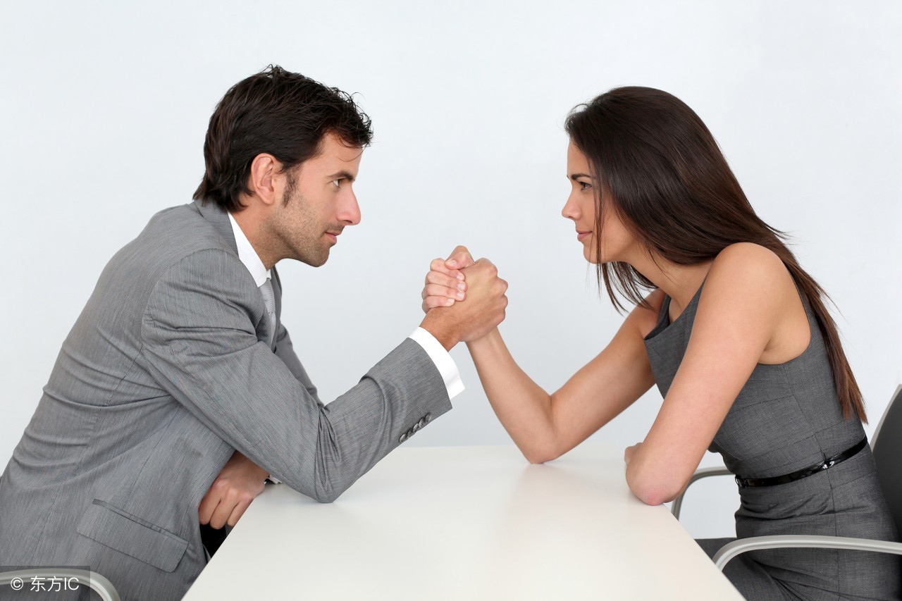 面对很强势的同事,面对优越感特别强的同事怎么相处