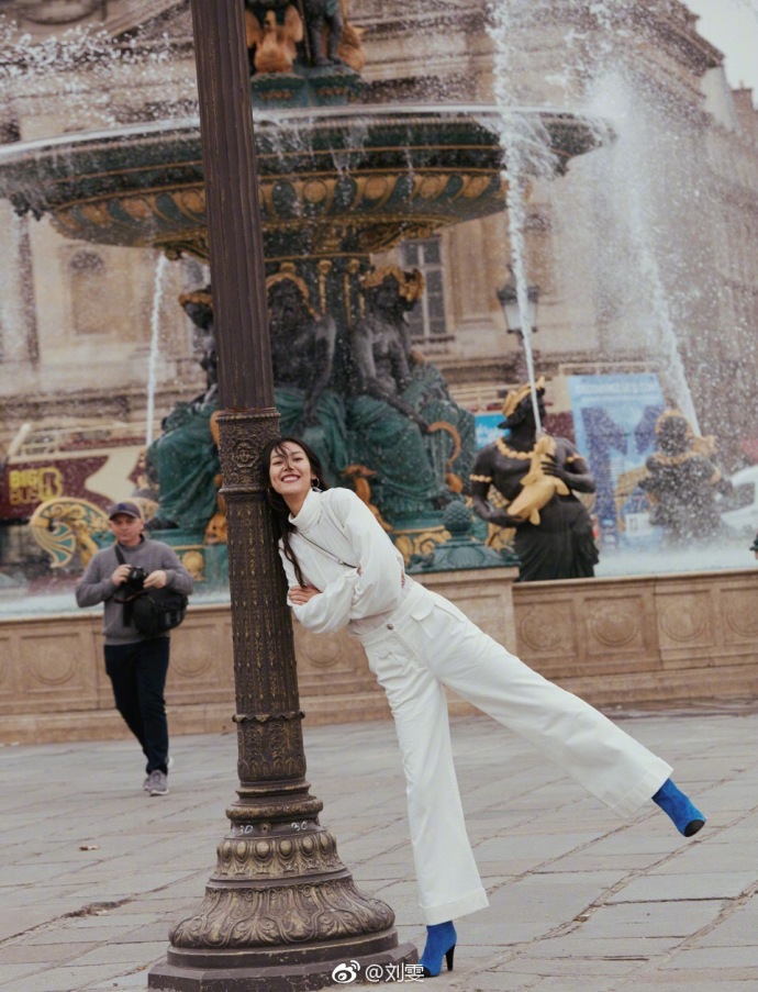 刘雯照片摆拍姿势的摆法,拍照高级pose刘雯站立走秀