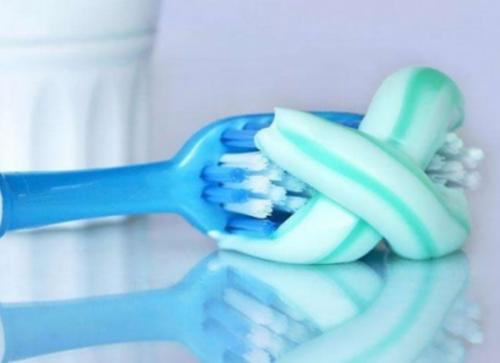 去衣服油渍小妙招牙膏,用纸巾快速去除油渍