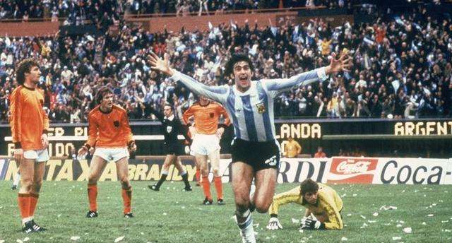 梅西不上场球迷愤怒瞬间,伊瓜因评价梅西世界杯的表现