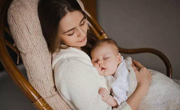 宝宝含乳头睡觉，正常吗？这些宝宝的睡眠问题都要重视！