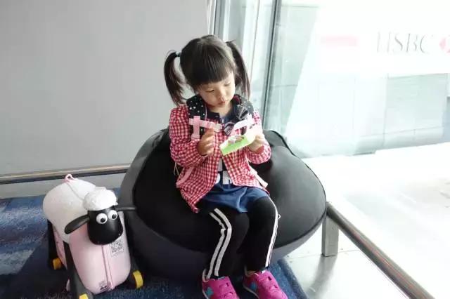 美女妈妈带女儿玩耍,日本迪士尼烟花