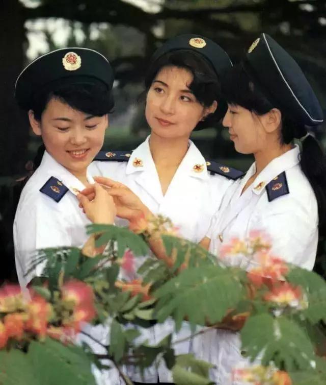 无檐军帽,无檐帽女军官