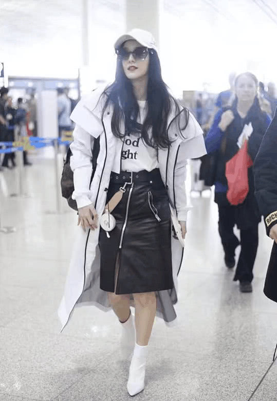 范冰冰身穿樱桃裙现身,范冰冰黑皮衣配纱裙