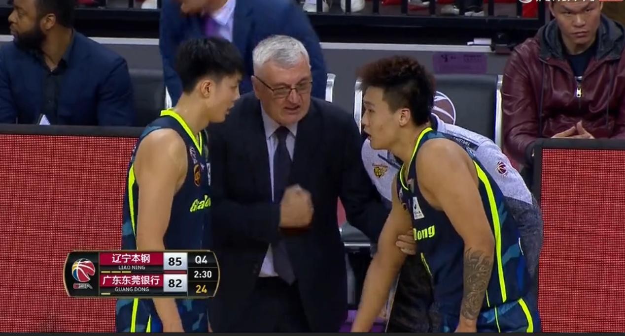 解说员：这个根本就没有任何动作，是什么依据判定推人犯规呢？