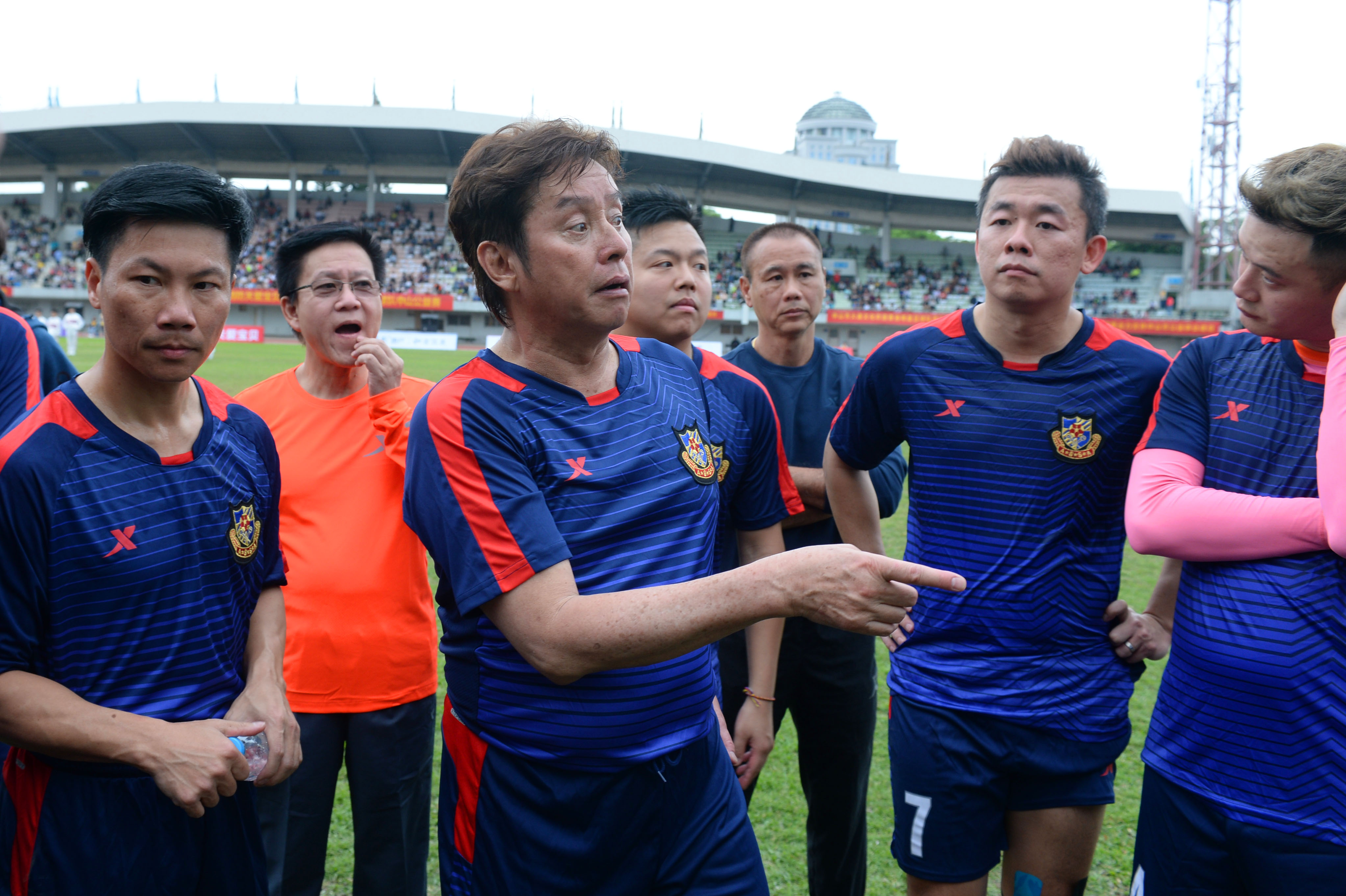 香港明星足球队员谭咏麟合照,香港足球队表演赛谭咏麟