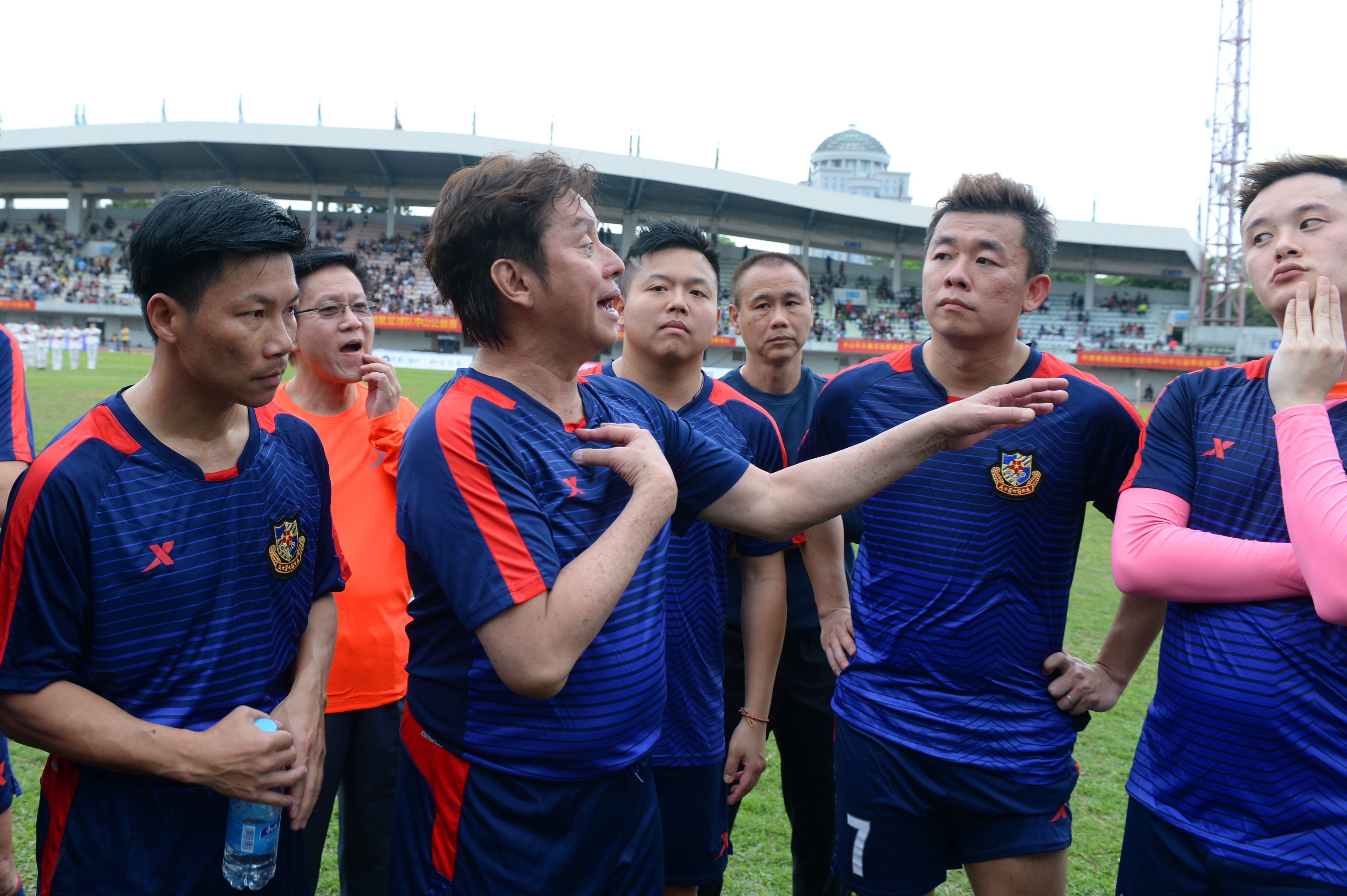 香港明星足球队员谭咏麟合照,香港足球队表演赛谭咏麟