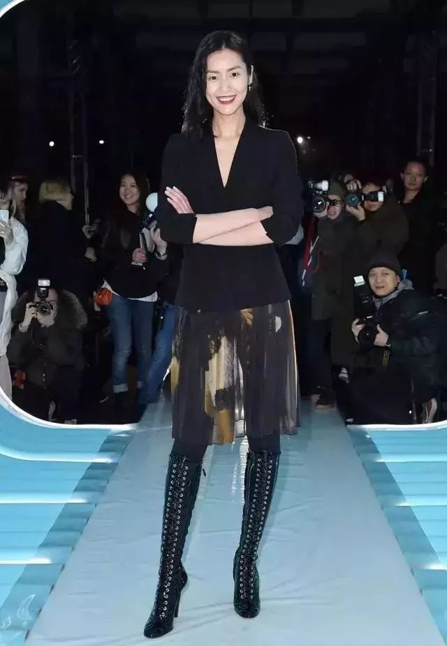 长款百褶裙夏季怎么搭配,这个夏天必备的三款半裙百褶裙