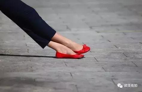 春季红鞋怎么搭配衣服,红色尖头单鞋子怎么搭配衣服