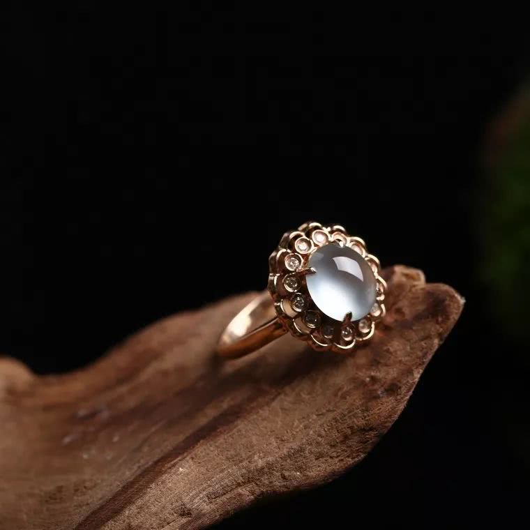 戴翡翠戒指对身体有什么好处,翡翠戒指戴什么寓意好呢