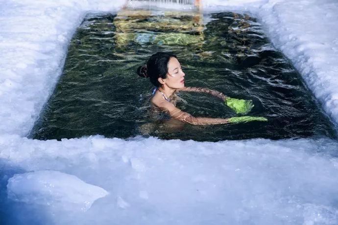 世界最年轻辣妈身材,比基尼走秀夏日套装欧美辣妈