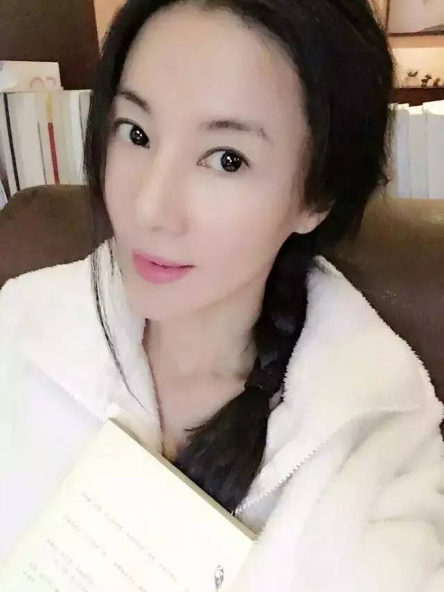 世界最年轻辣妈身材,比基尼走秀夏日套装欧美辣妈