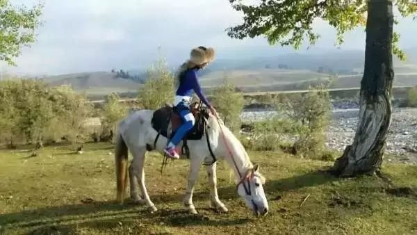 世界最年轻辣妈身材,比基尼走秀夏日套装欧美辣妈