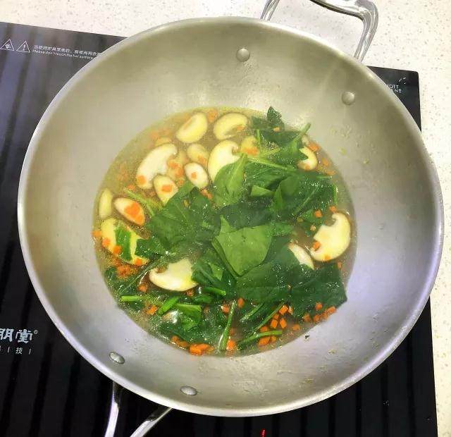 芙蓉鲜蔬汤，在家自己做，五颜六色，又香又鲜，比外面的还好喝！