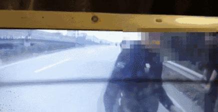 拦车乞讨不给钱就砸车,拦婚车要钱碰见乞丐真实事件