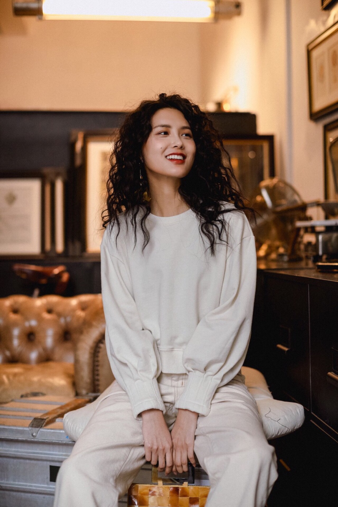 白色系套装这么凹造型,随意凹就具有气场