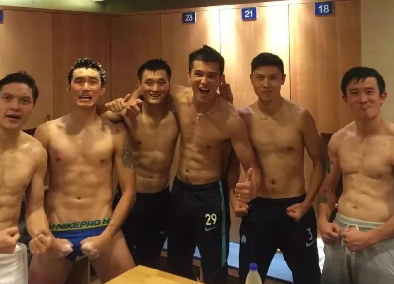 足球运动员上场前的更衣室,足球球员更衣室场景