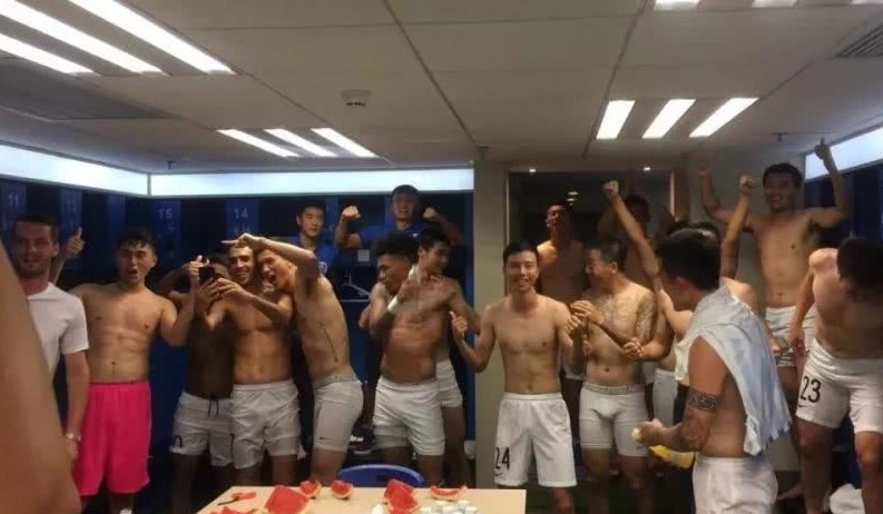 足球运动员上场前的更衣室,足球球员更衣室场景