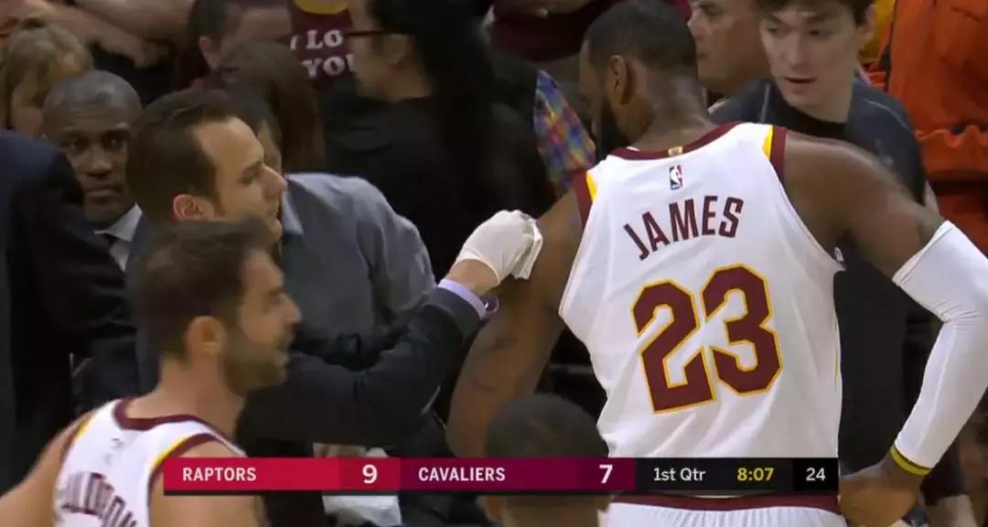 垃圾兄弟真的垃圾！被打出血也无法阻挡詹无忌倚天屠龙！