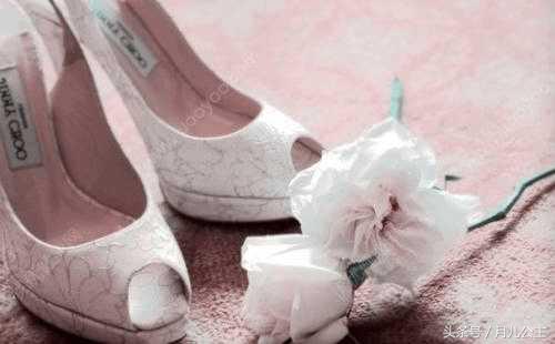 为什么女生穿丝袜脚容易出汗,女生脚穿袜子出汗是怎么回事