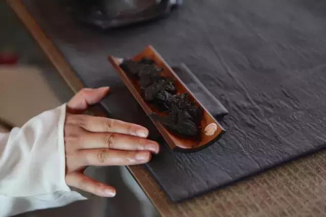 茶席上的茶器是什么样的,一个完整的茶席有几个茶器