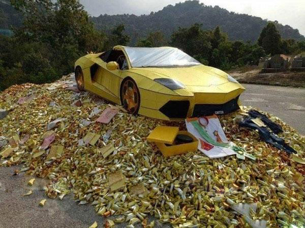 清明祭品太土豪，几十万豪车说烧就烧，清明奇葩大观