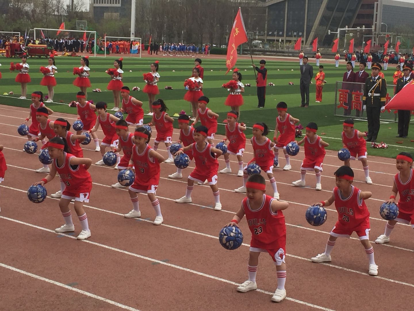 小学生运动会的童趣,有趣的运动会一年级小学生