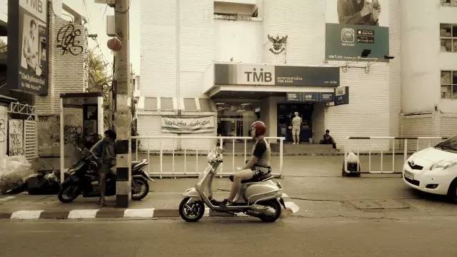 90后杂粮煎饼摆摊三轮车,90后摆摊卖早餐三明治寿司