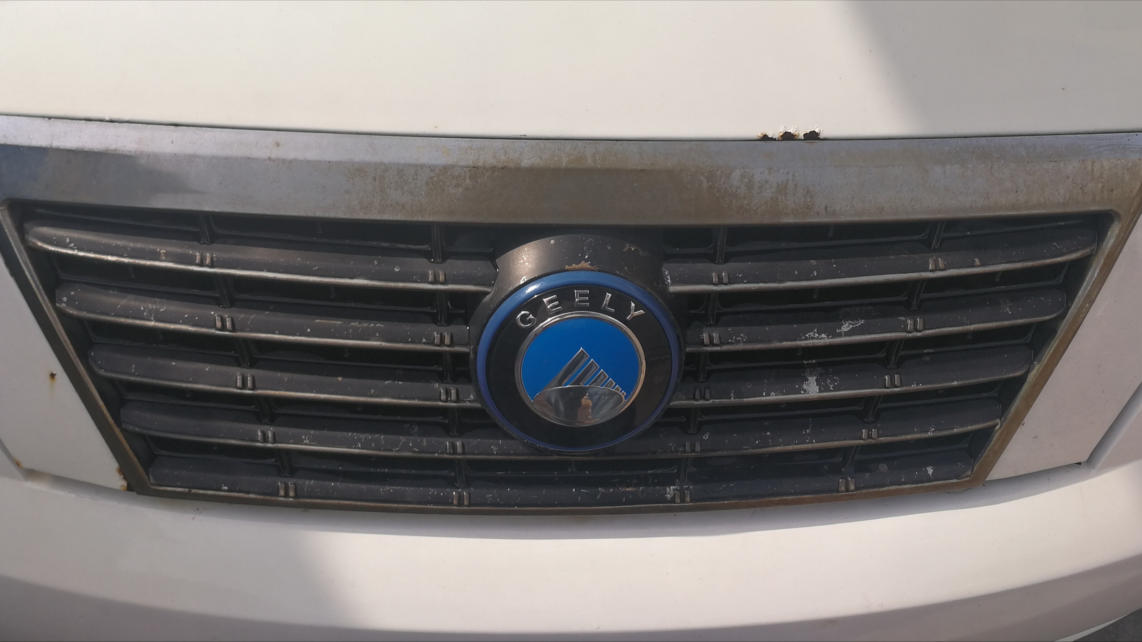 车生锈洗车店里能弄吗,汽车亮条老生锈