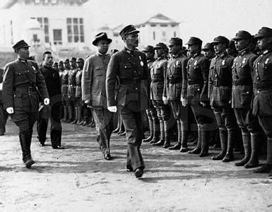 此人在1982年称帝，纳“佳丽”6人，想传“圣旨”册封蒋介石为王