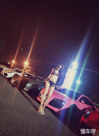 「只穿内衣」开奥迪R8现垦丁街头！驾驶一下车……原来是23岁辣模