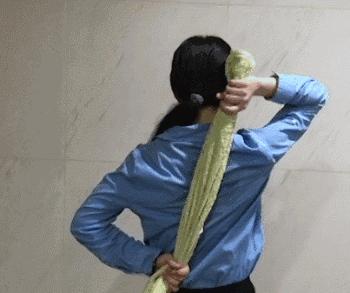 洗澡怎么用毛巾搓背,毛巾热敷脊椎